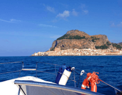 Auf unserer Luxusyacht während einer privaten Yachttour von Cefalù nach Salina mit einem Aperitif mit Margy Charter.