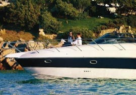 Il nostro meraviglioso yacht con a bordo dei clienti durante una gita in yacht privata da Cefalù a Palermo con giro in Ape Calessino e pranzo con Margy Charter.