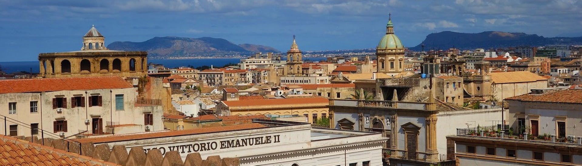 Das bezaubernde Panorama von Palermo von oben während einer privaten Yachttour von Cefalù nach Palermo mit einer Fahrt in einer Ape Calessino und einem Mittagessen mit Margy Charter.