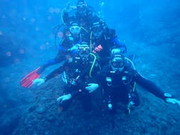Un groupe de plongeurs pendant la Formation plongée PADI Scuba Diver à Taormina pour Débutants avec Nike Diving Centre Taormina.