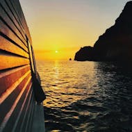 Foto van de zee bij zonsondergang tijdens de boottocht van Lipari naar Panarea en Stromboli met Regina Eolie Navigazione.