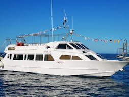 Foto de la embarcación utilizada para el paseo en Barco por las Islas de Lipari y Salina con Regina Eolie Navigazione.