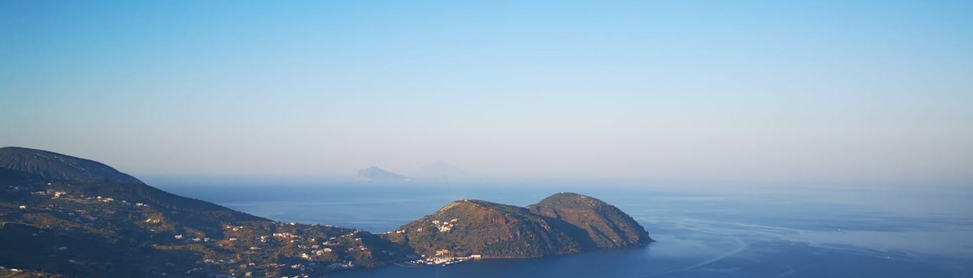 Fotografía de la isla de Lipari tomada durante el paseo en barco por las islas de Lipari y Salina con Regina Eolie Navigazione.