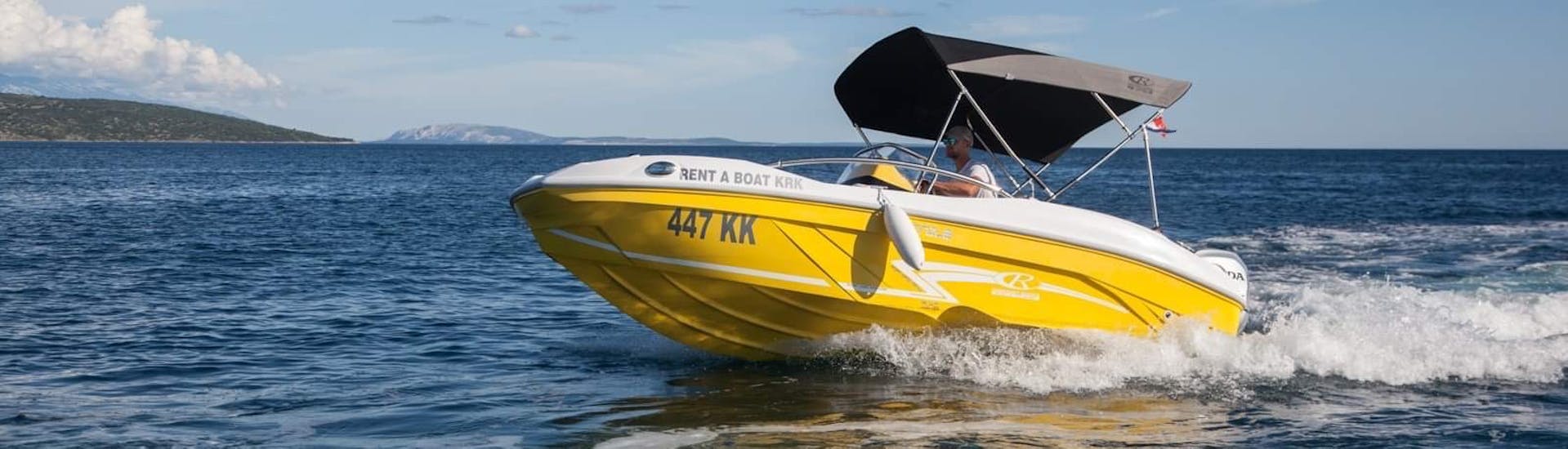Un des bateaux disponibles à la Location de bateau à Krk (jusqu'à 6 pers.) avec Rent a Boat & Jet Ski Krk.