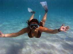 Une femme lors d'une Balade en bateau semi-rigide autour de Taormina avec Snorkeling avec Nike Diving Centre Taormina.