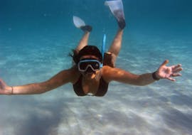 Una mujer haciendo un viaje en barco RIB a lo largo de la costa de Taormina con Snorkeling con Nike Diving Centre Taormina.