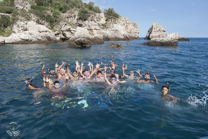 Un gruppo che partecipa al Giro in gommone lungo la costa di Taormina con snorkeling con Nike Diving Centre Taormina.