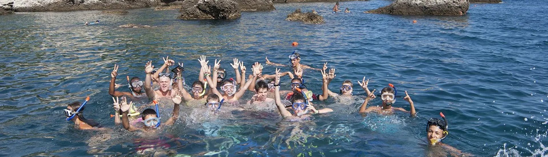 Eine Gruppe von Menschen während der RIB Bootstour entlang der Küste von Taormina mit Schnorcheln mit Nike Diving Centre Taormina.