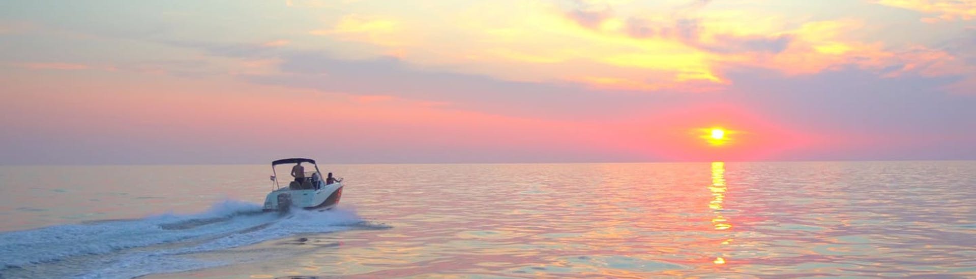 Een boot gehuurd bij Lux Rent A Boat & Jet Ski Vrsar vaart de zonsondergang tegemoet.