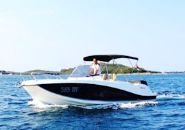 Bild eines Quicksilver Boots gemietet bei Lux Rent A Boat & Jet Ski Vrsar.