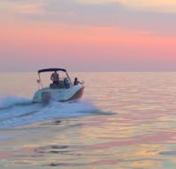 Bild eines Bootes, das bei Lux Rent A Boat & Jet Ski Vrsar gemietet wurde und jetzt in den Sonnenuntergang navigiert.