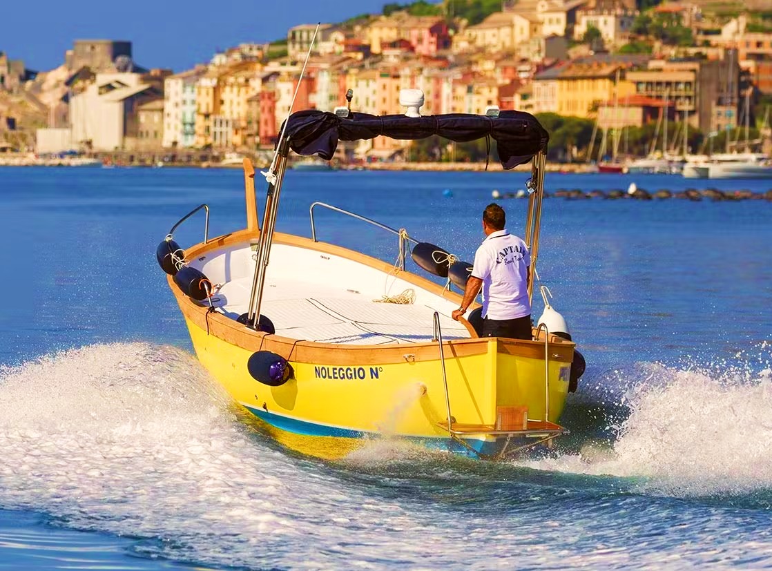 Notre skipper profite du magnifique coucher de soleil ligure lors d'une Balade en bateau de Manarola aux Cinque Terre au coucher du soleil avec 5 Terre Pelagos.