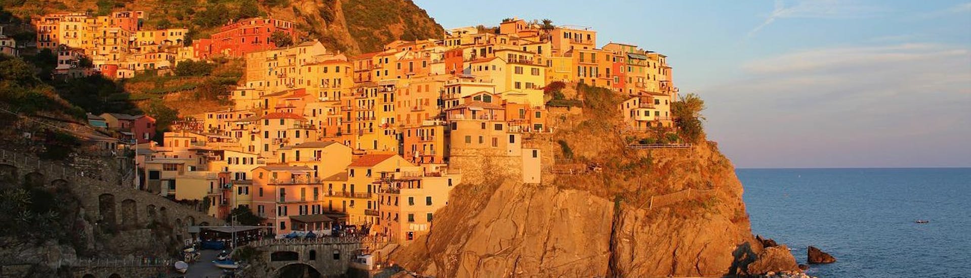 Photo of the magical moment when the sun sets in the Cinque Terre to be seen during a boat trip from Manarola to the Cinque Terre with a sunset aperitif with 5 Terre Pelagos.