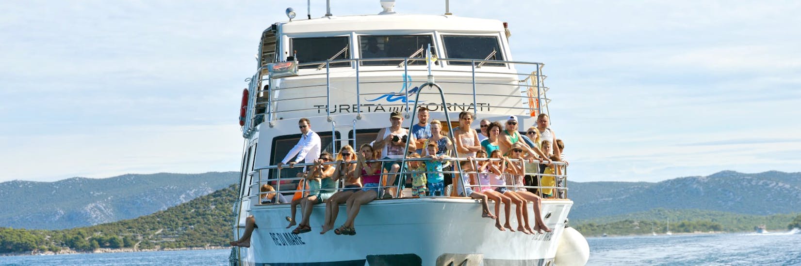 Menschen auf dem Boot von Tureta Tours Murter während der Bootstour um den Nationalpark Kornati ab Murter.