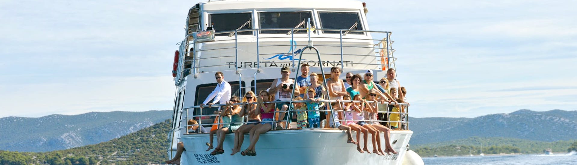 Personas en el barco de Tureta Tours Murter durante el Paseo en barco en torno al Parque Nacional de Kornati desde Murter.