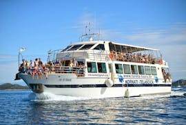 Das Boot von Tureta Tours Murter voller Menschen, während es durch das offene Meer navigiert während der Bootstour um den Nationalpark Kornati ab Murter.