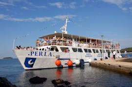 La barca Perla nel porto prima della gita in barca da Parenzo a Rovigno, Leme e Orsera con pranzo con Kristina Excursions.