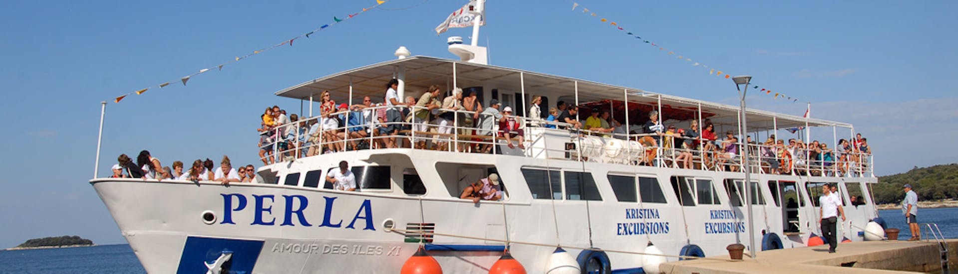 La barca Perla nel porto prima della gita in barca da Parenzo a Rovigno, Leme e Orsera con pranzo con Kristina Excursions.