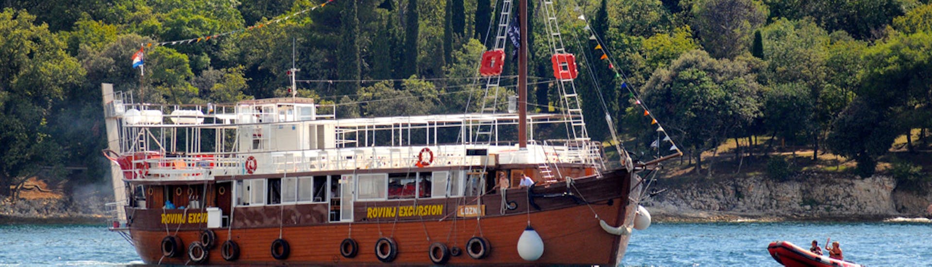La barca Lozna durante la gita in barca da Cittanova a Rovigno, Leme e Parenzo con pranzo con Kristina Excursions.