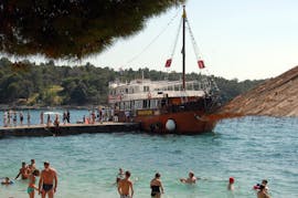 Le bateau Lozna stationné sur une plage pendant la  Balade en bateau de Novigrad à Rovinj, Lim Fjord et Poreč avec Déjeuner avec Kristina Excursions Istria.