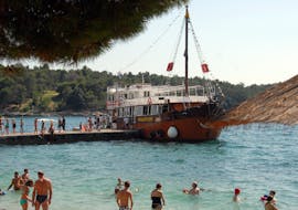 Das Boot Lozna geparkt auf einem Strand während der Bootstour von Novigrad nach Rovinj, Lim Fjord und Poreč mit Fischpicknick mit Kristina Excursions