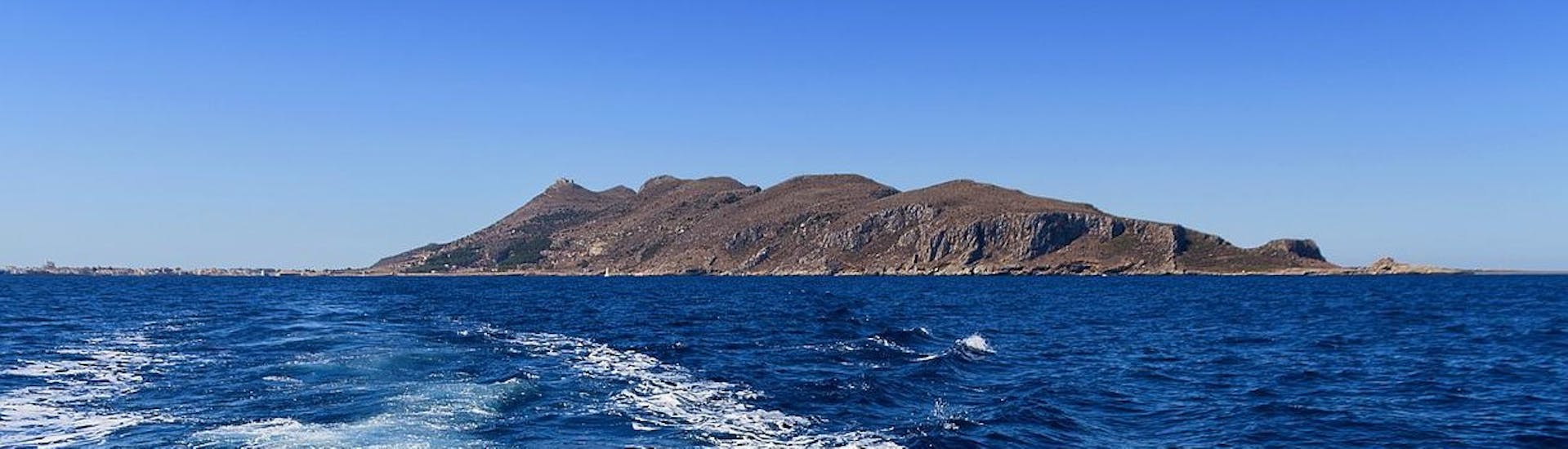 Adembenemend uitzicht op de Egadische archipel tijdens een boottocht van Castellammare del Golfo naar Favignana en Levanzo met Egadi Navigazione.