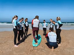 Clases de surf (a partir de 18 años) en Cascais cerca de Lisboa con Papaya Surf Camps Cascais.