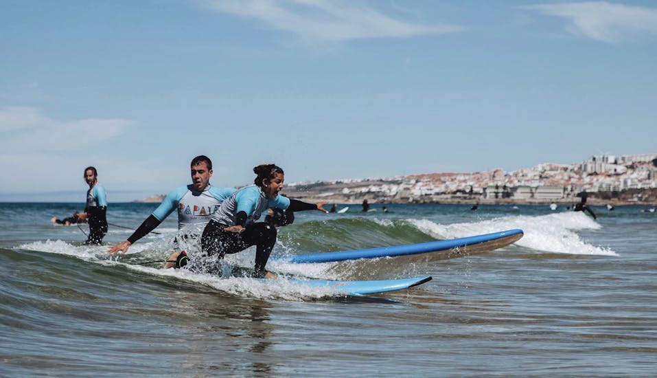 Los participantes durante las clases de surf (a partir de 18 años) en Cascais, cerca de Lisboa, con Papaya Surf Camp.