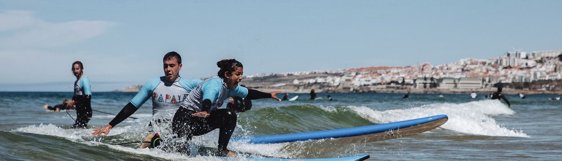 Los participantes durante las clases de surf (a partir de 18 años) en Cascais, cerca de Lisboa, con Papaya Surf Camp.