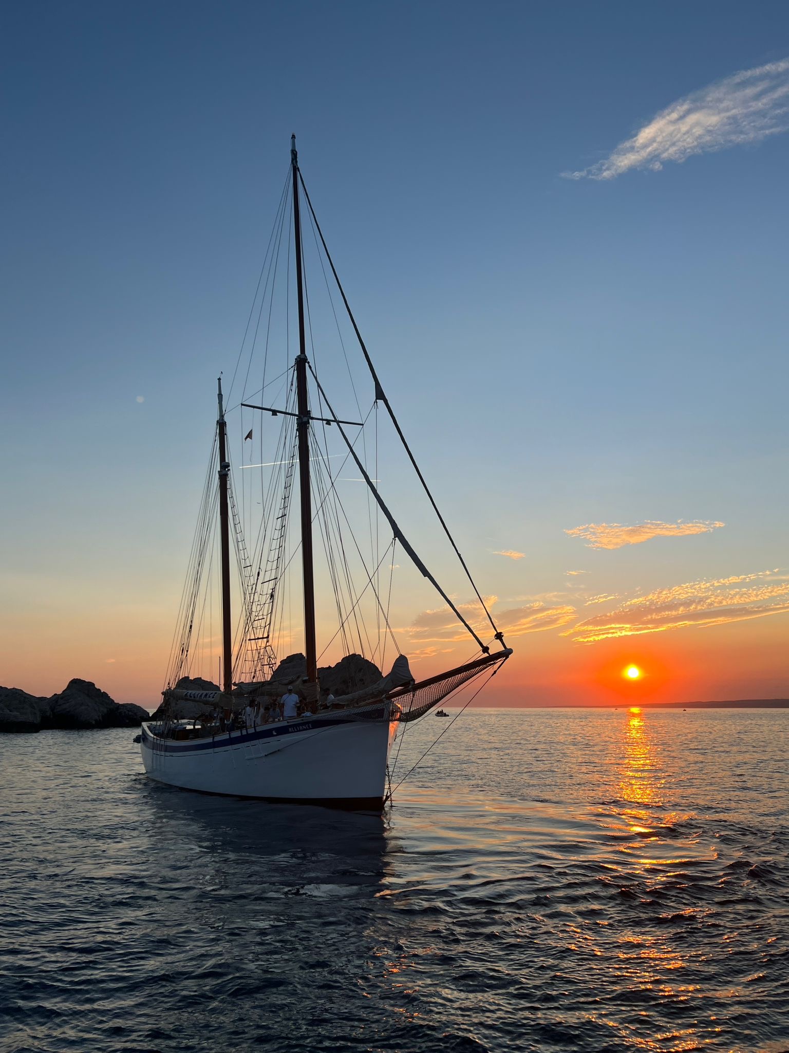 Segeltour bei Sonnenuntergang zu den Frioul-Inseln mit Abendessen mit La Goélette Alliance Marseille.