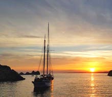 Notre bateau La Goélette Alliance capturé lors de la Balade en voilier à l'archipel du Frioul au coucher du soleil.