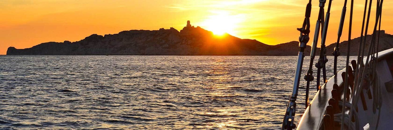 Vista de las islas Frioul durante la excursión en velero al atardecer con cena con La Goélette Alliance Marseille.