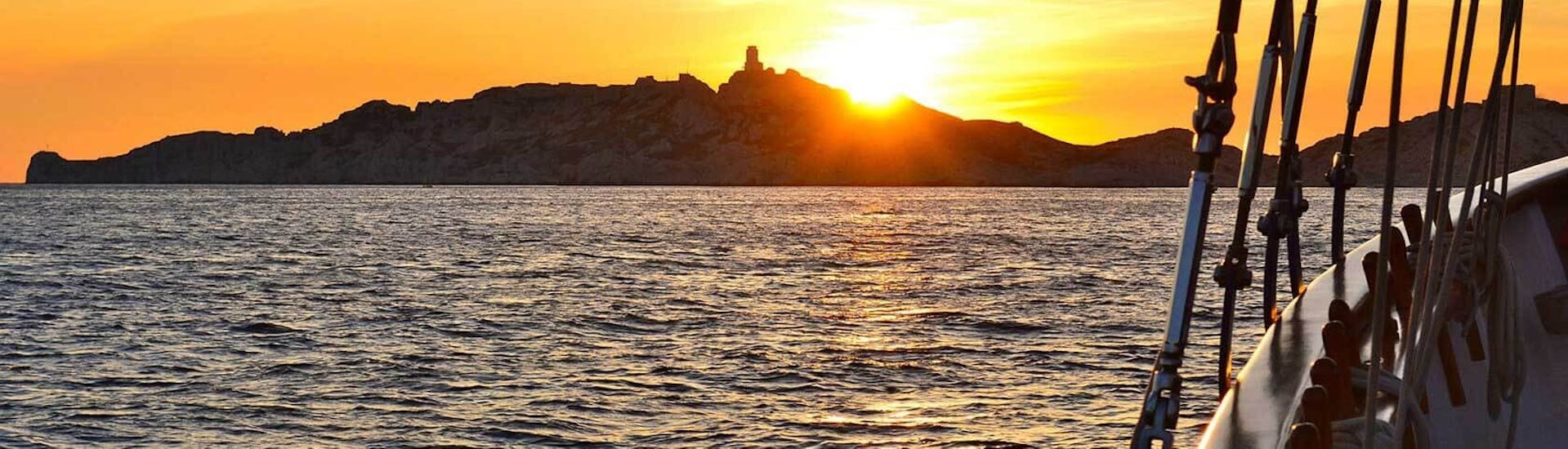 Sicht auf die Insel Frioul während der Segeltour bei Sonnenuntergang zu den Frioul-Inseln mit Abendessen mit La Goélette Alliance Marseille.