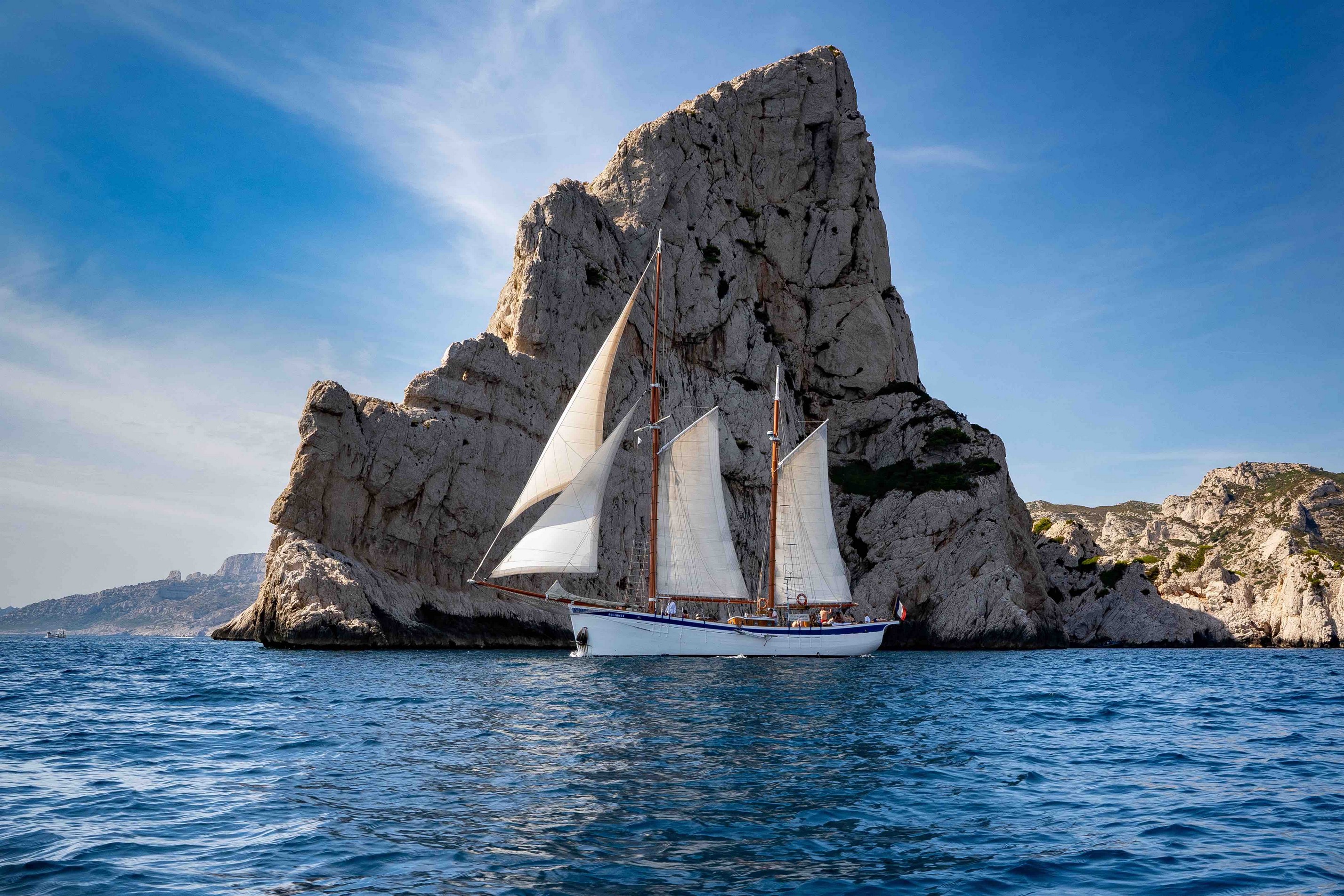 Paseo en velero a las Calanques de Marsella con esnórquel con La Goélette Alliance Marseille.