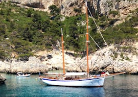 Onze boot La Goélette Alliance aangemeerd in een baai tijdens de zeiltocht naar de Calanques van Marseille met snorkelen.