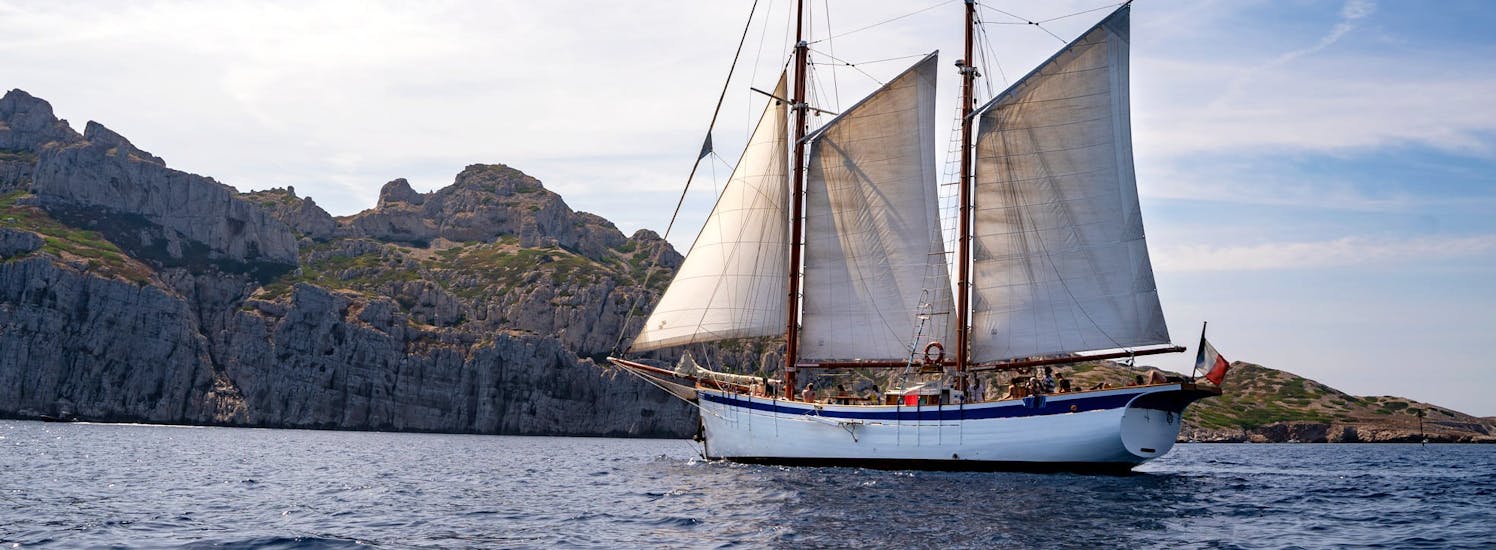 Notre bateau La Goélette Alliance capturé lors de la Visite des calanques de Marseille en voilier avec Snorkeling.