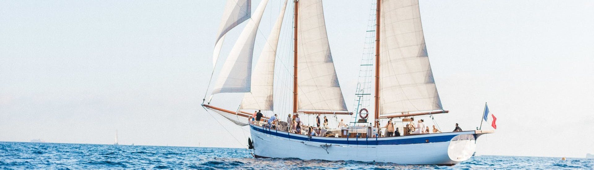 Notre fier bateau La Goélette Alliance photographié lors d'une Balade privée en voilier aux calanques de Marseille ou aux îles du Frioul.