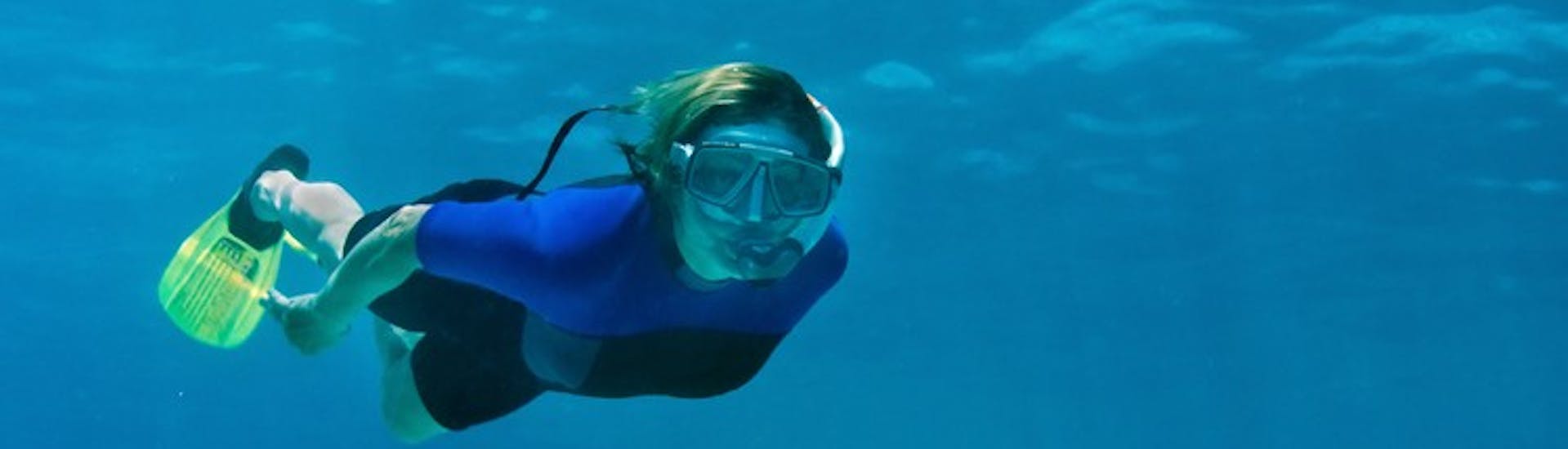 Eine Teilnehmerin schnorchelt im klaren Wasser von Kos beim Schnorchelausflug mit dem Boot zur Insel Pserimos ab Kos mit Liamis Dive Center.