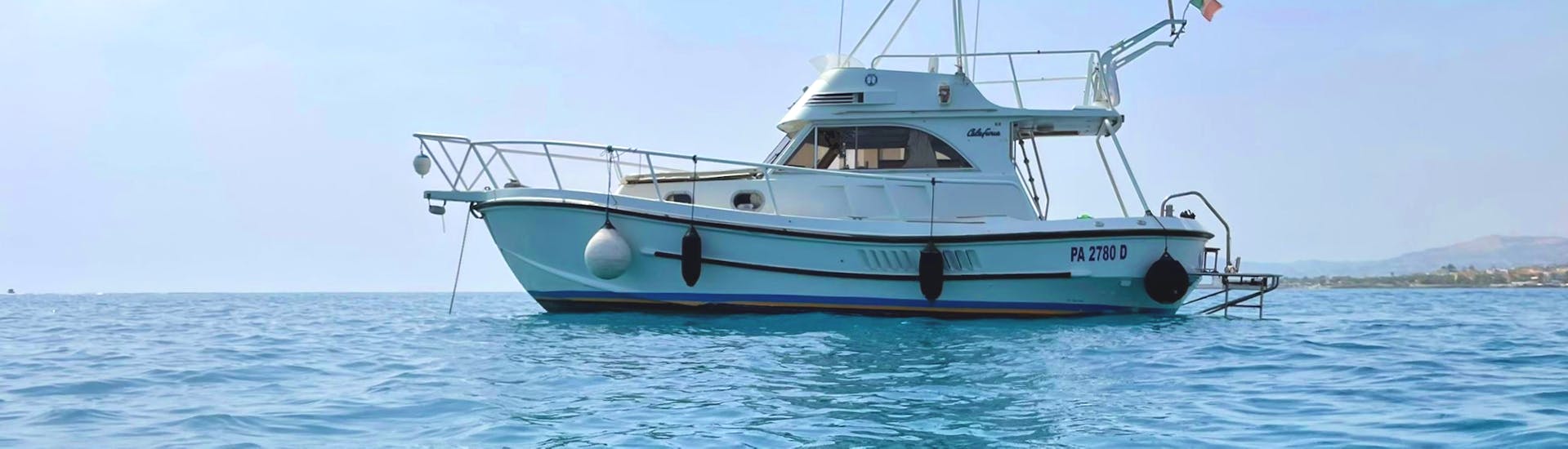 Foto della barca utilizzata da Sea Adventure of Sarah per la Gita in barca privata da Agrigento alla Baia dei Turchi.