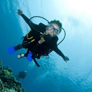 Eine Teilnehmerin taucht unter Wasser mit Ihrer Tauchausrüstung beim PADI Schnuppertauchen um Pserimos mit Liamis Dive Center Kos.