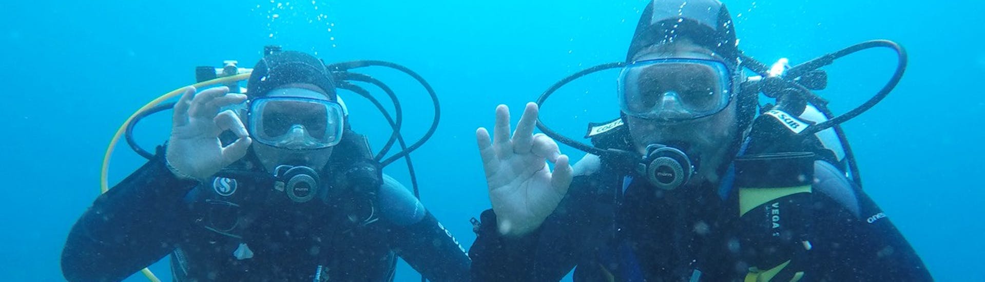 Zwei Taucher während des SSI Discover Scuba Diving in Krk mit Diver Krk.