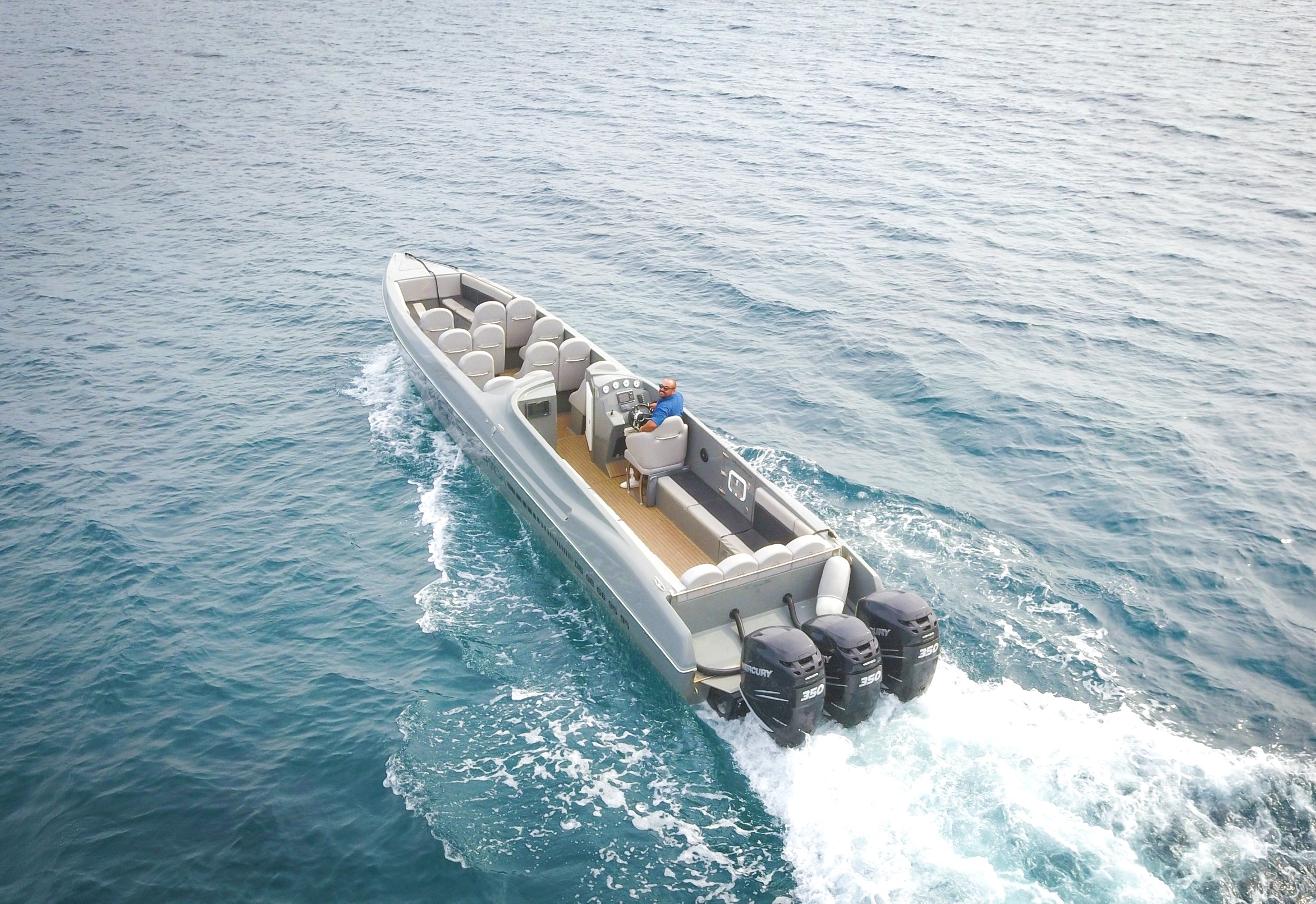 Il nostro gommone naviga in mare durante la gita privata in gommone con Ajaccio o Porticcio con Events Sensation Corse.