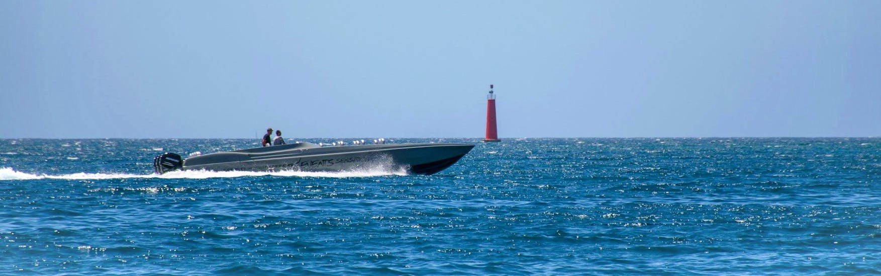 Il gommone esce in mare durante la gita privata in gommmone da Ajaccio o Porticcio con Events Sensation Corse.