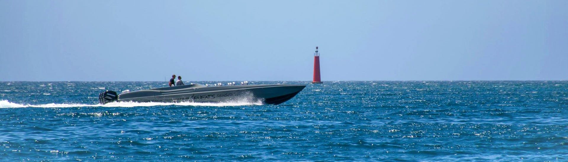 Während der privaten Bootstour mit RIB ab Ajaccio oder Porticcio mit Events Sensation Corse fährt das Boot aufs Meer hinaus.