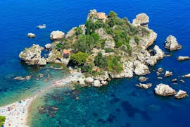 Luftaufnahme der Isola Bella von Taormina, die während der Bootsfahrt von Aci Trezza nach Taormina mit Mittagessen mit Navigando per Trezza besucht wurde.