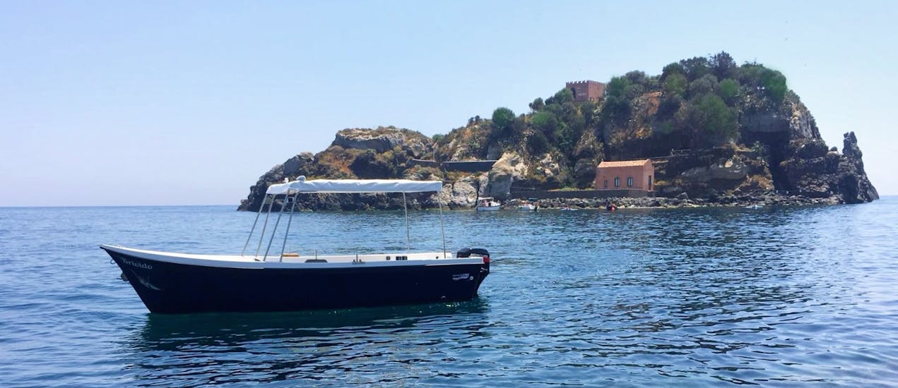 Le plus petit bateau de Navigando per Trezza pendant la balade en bateau d'Aci Trezza à Taormina avec Déjeuner.
