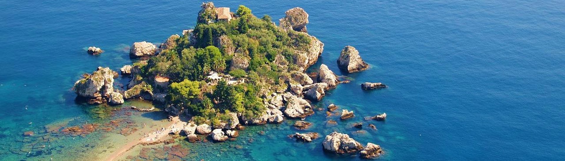 Preciosa foto de Isola Bella, que puedes visitar durante nuestro paseo en barco desde Giardini Naxos por la costa de Taormina, con Enjoy Sicily.