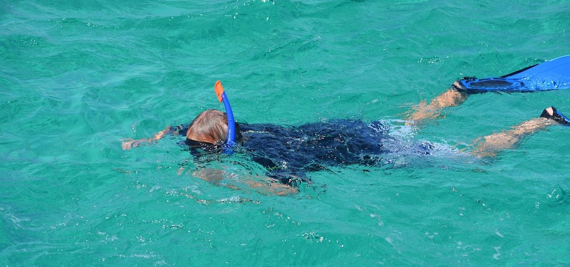 Un bambino si gode la sua attività di snorkeling durante un giro in barca da Giardini Naxos all'Isola Bella con snorkeling con Enjoy Sicily.