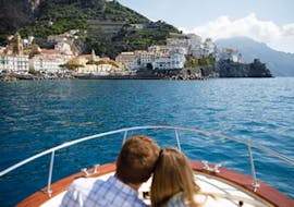 Una coppia si gode il nostro giro in barca privato da Giardini Naxos lungo la costa di Taormina con Enjoy Sicily.