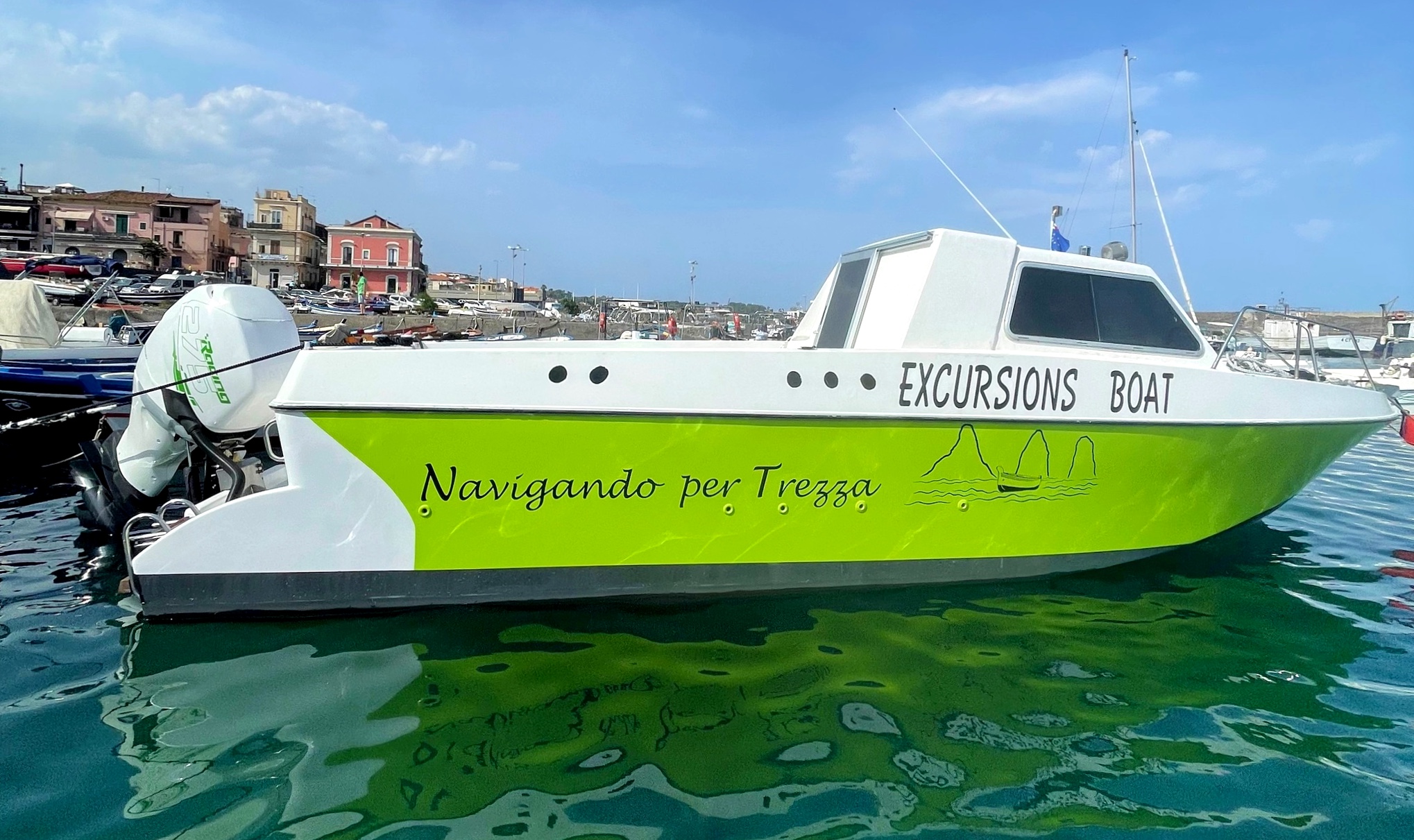 Balade en bateau Aci Trezza - Cyclops Islands avec Baignade & Visites touristiques avec Navigando per Trezza.